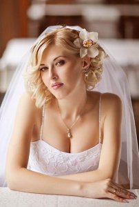 short wavy wedding hairstyle